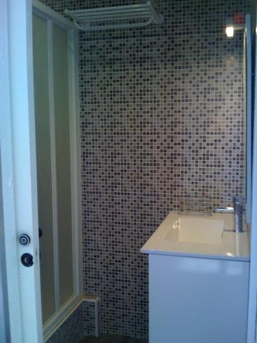 une salle de bain avec un lavabo et une douche dans l'établissement Albret 3 Soustons-plage Vieux Boucau, à Soustons