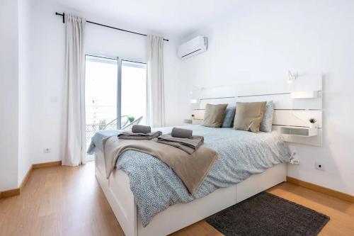 Luxury 5 min Beach with Balcony, Pool, Wifi, AC, SmartTV