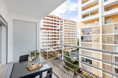 Luxury 5 min Beach with Balcony, Pool, Wifi, AC, SmartTV