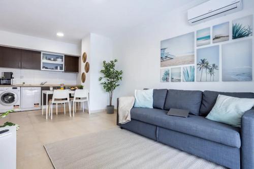 Luxury 5 min Beach with Balcony, Pool, Wifi, AC, SmartTV