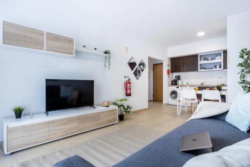 Luxury 5 min Beach with Balcony, Pool, Wifi, AC, SmartTV