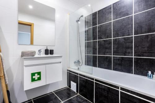 Luxury 5 min Beach with Balcony, Pool, Wifi, AC, SmartTV