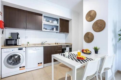 Luxury 5 min Beach with Balcony, Pool, Wifi, AC, SmartTV