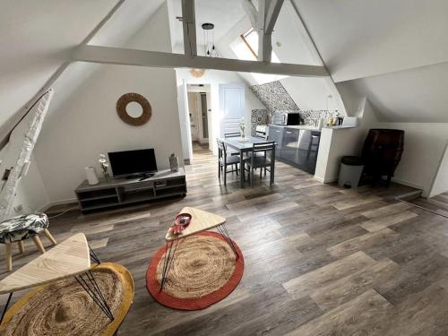 a living room with a table and a dining room at Appartement avec cour in Gien