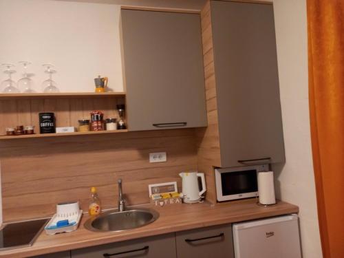 Una cocina o zona de cocina en Inaya Apartman Free Parking