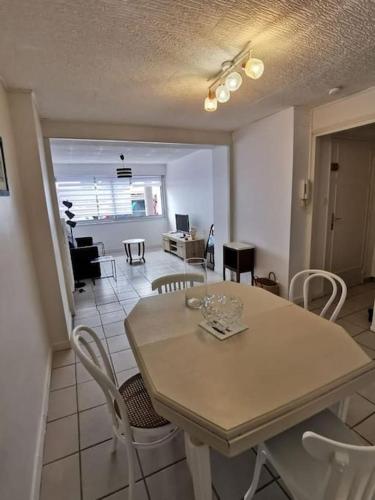 une table à manger et des chaises dans un salon dans l'établissement Appartement 2 chambres proche plage, à Boulogne-sur-Mer
