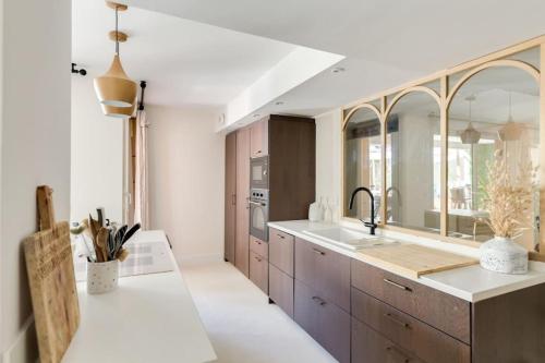 une cuisine avec un évier et un plan de travail dans l'établissement Bel Appart Lumineux avec Jardin, 3 chambres pour 6 personnes, à Marseille