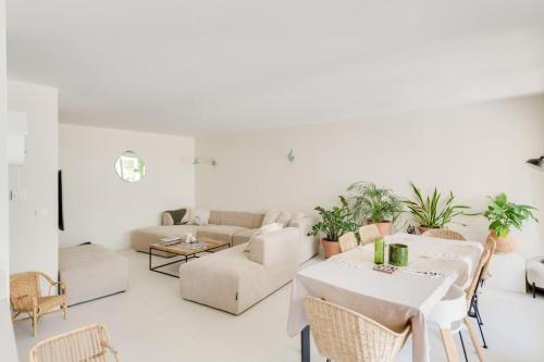 un salon avec une table et un canapé dans l'établissement Bel Appart Lumineux avec Jardin, 3 chambres pour 6 personnes, à Marseille