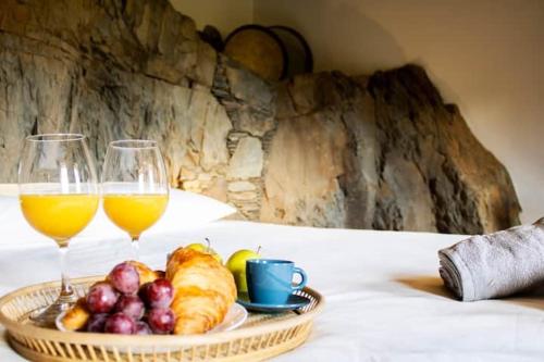 a plate of food and two glasses of wine at Telhados de Xisto in Lousã