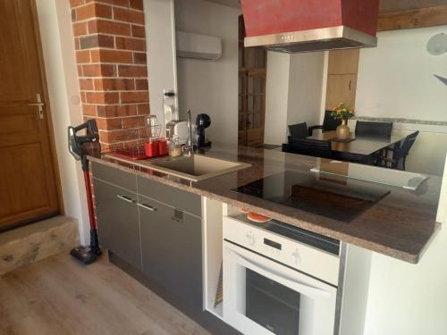 Kuchyň nebo kuchyňský kout v ubytování Le Gîte des Tisserands