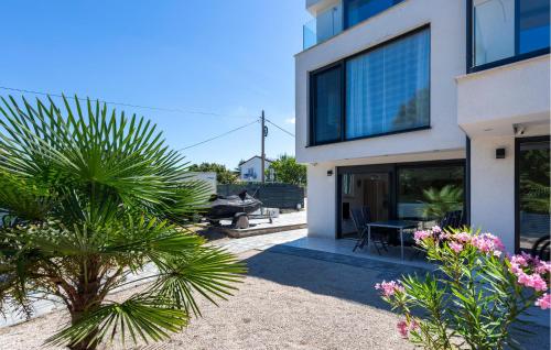 3 Bedroom Cozy Apartment In Malinska