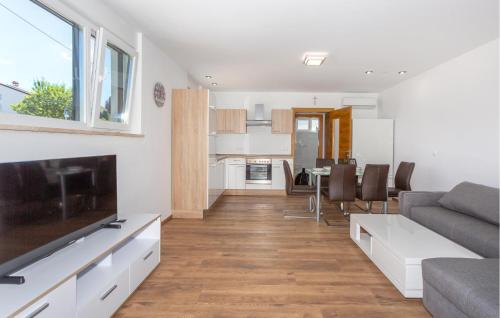 3 Bedroom Cozy Apartment In Malinska