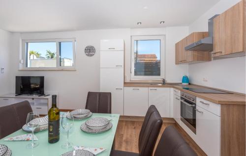 3 Bedroom Cozy Apartment In Malinska