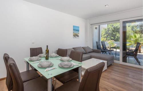 3 Bedroom Cozy Apartment In Malinska