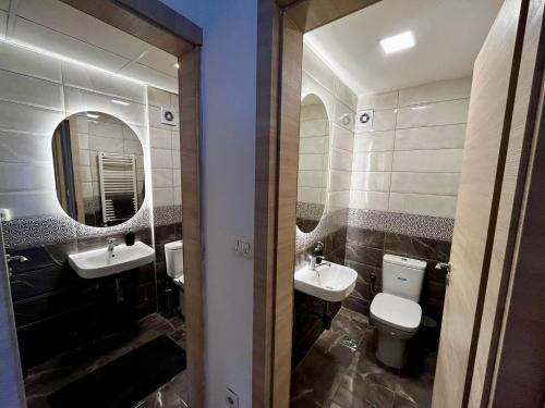 A bathroom at Skopje Modern 2-Bedroom Apartment with Mountain View