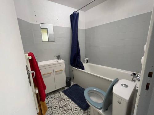 une salle de bain avec toilettes, baignoire et lavabo dans l'établissement Appartement au coeur d'Orléans et Bords de Loire, à Orléans