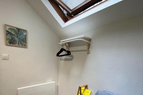 La salle de bains est pourvue d'une lucarne et de toilettes. dans l'établissement Appartement au coeur d'Orléans et Bords de Loire, à Orléans