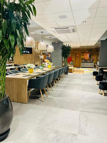 Um restaurante ou outro lugar para comer em Hotel 10 Sorriso