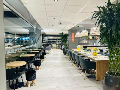 um restaurante com mesas e cadeiras em uma sala em Hotel 10 Sorriso em Sorriso