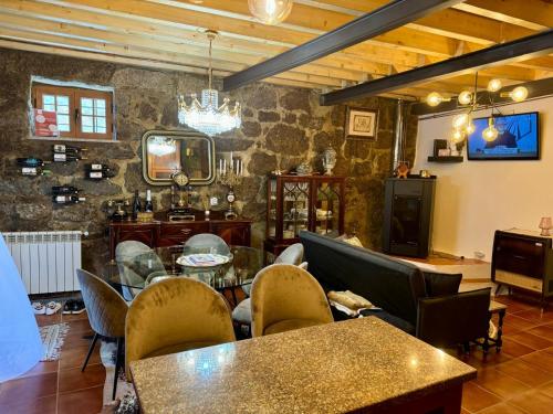 a dining room with a table and chairs at Casa Romã in Vale de Azares