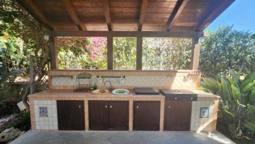 a outdoor kitchen with a counter top at Sea's Chalet in Fontane Bianche