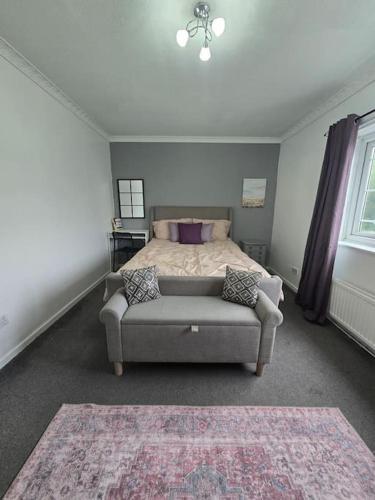 a bedroom with a bed and a couch in it at Beautiful rooms in PRIME location! in London