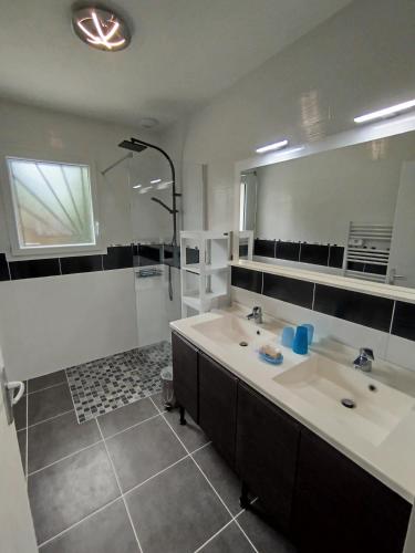 une salle de bain avec deux lavabos et un grand miroir dans l'établissement Maison 4 chambres, à Macau