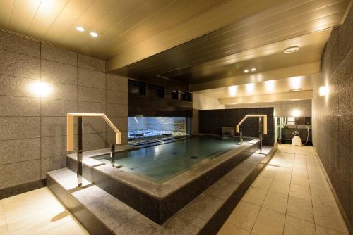 - une grande piscine dans un bâtiment dans l'établissement Futakotamagawa Excel Hotel Tokyu, à Tokyo