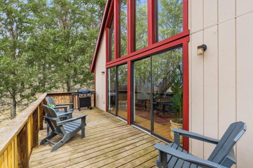 Μπαλκόνι ή βεράντα στο Modern Chalet w Hot Tub, Large Deck, Grill & WiFi
