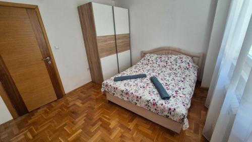 a small bedroom with a bed and a mirror at Ogi premium in Donje Mladice