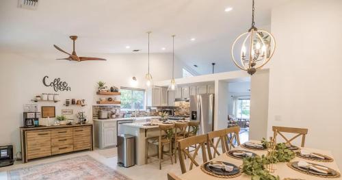 Una cocina y un comedor con mesa y sillas. en Hanland House, en Redding