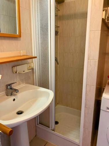une salle de bain avec un lavabo et une douche dans l'établissement Chez Aline - Appartement en bord de mer, à Cervione
