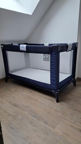 un lit superposé noir dans le coin d'une pièce dans l'établissement Au Cœur des vignes, à Mareuil-sur-Cher