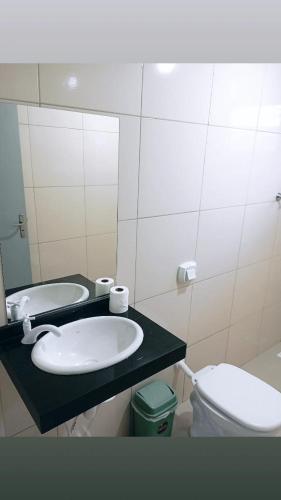 Bilik mandi di Hotel CNP Brasil