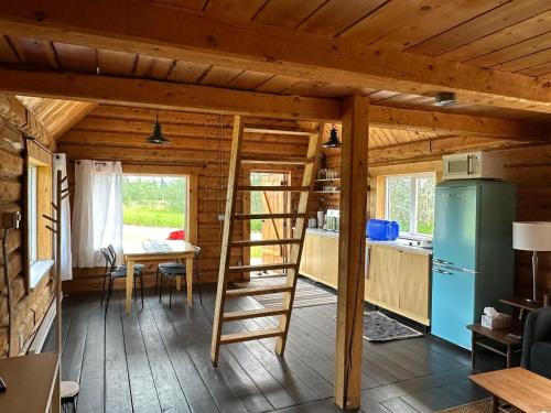 Una cocina o cocineta en Dry Log Cabin with Mountain Views