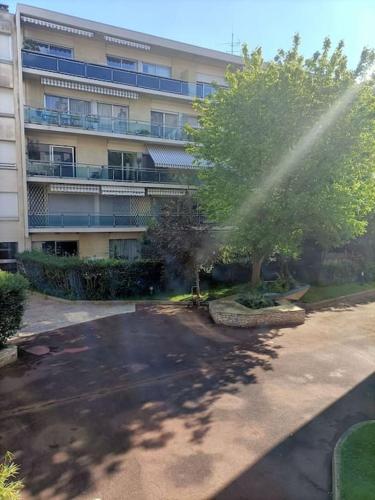 une bouche d'incendie pulvérisant de l'eau sur un arbre devant un bâtiment dans l'établissement Green Paris 1, à Neuilly-sur-Seine
