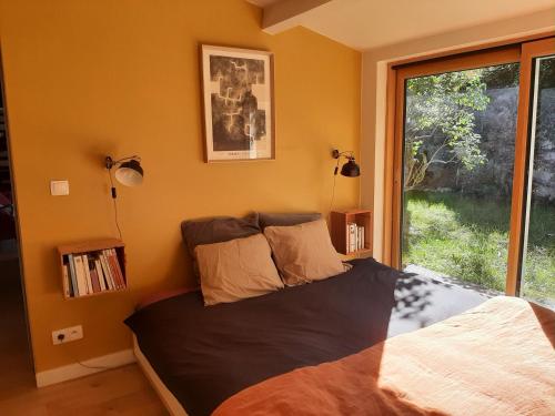 - une chambre avec un lit installé à côté d'une fenêtre dans l'établissement Maison avec jardin à proximité du centre ville et des plages, Montpellier, à Montpellier