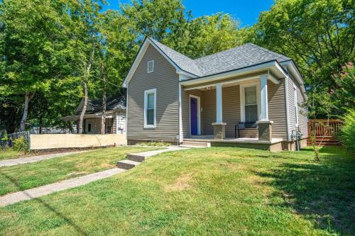 ein kleines Haus mit Veranda und Garten in der Unterkunft Vineyard Cottage-Pet Friendly & Walk to Oaklawn! in Hot Springs