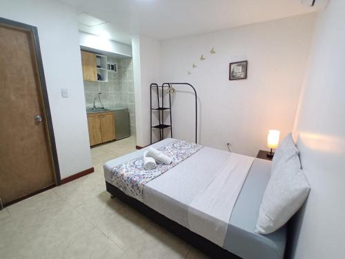 Ένα ή περισσότερα κρεβάτια σε δωμάτιο στο Confortable y Central Habitacion cerca a la Playa Spratt Bight y Malecon