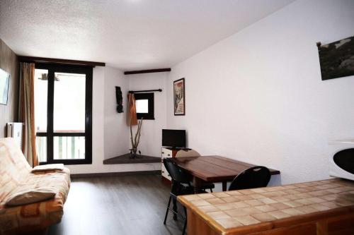 un salon avec une table et un canapé dans l'établissement Résidence Le Boussolenc - Studio équipé pour 4 personnes MAE-2124, à Le Mélézet