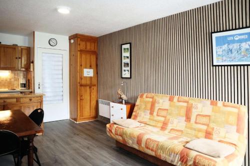 un salon avec un canapé et une table dans l'établissement Résidence Le Boussolenc - Studio équipé pour 4 personnes MAE-2124, à Le Mélézet