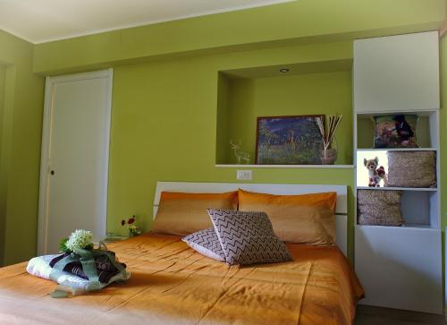 ein Schlafzimmer mit grünen Wänden und einem großen Bett in der Unterkunft Tenuta Del Daino in Alvito