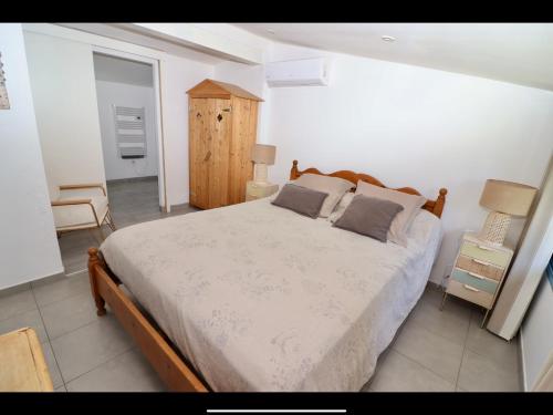 une chambre avec un grand lit dans une pièce dans l'établissement Maison à la plage, à Canet