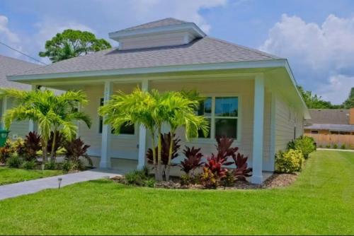 a house with palm trees in the front yard at Delightful 3-bedroom house in Bradenton #2 of 2 in Bradenton