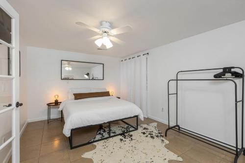 a bedroom with a bed and a ceiling fan at Entire Cozy Home With Pool in Mesa