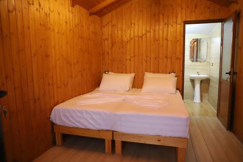 Postel nebo postele na pokoji v ubytování bujtina musta