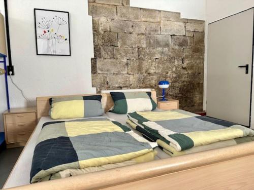 Postel nebo postele na pokoji v ubytování Wohnen in der alten Werkstatt