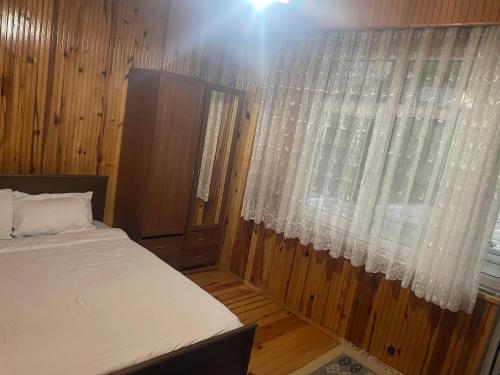 Ένα ή περισσότερα κρεβάτια σε δωμάτιο στο UZUNGÖL Nehir kenarında Doğa içinde merkezi 3 yatak odalı Büyük SUİTE Daire