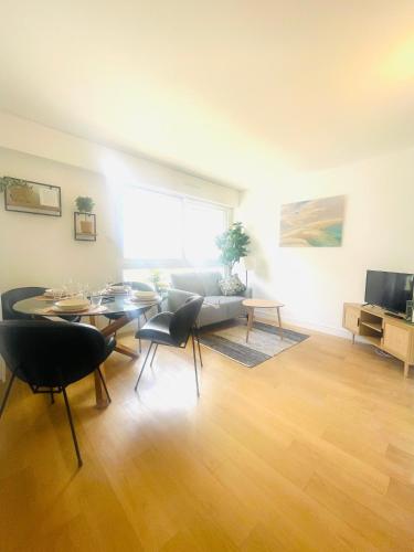 un salon avec une table et un canapé dans l'établissement Le Cézembre Nouveauté 2024 H&F, à Dinard