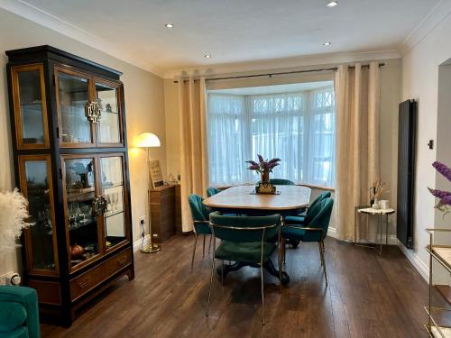 ein Esszimmer mit Tisch und Stühlen in der Unterkunft Luxury Oriental Home with Exotic Garden & Free Parking in West Derby